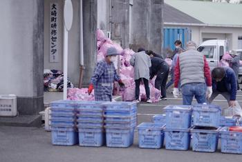 Жители города Осаки сортируют мусор. 